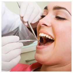 Clínica Dental Vecindario especialista con paciente